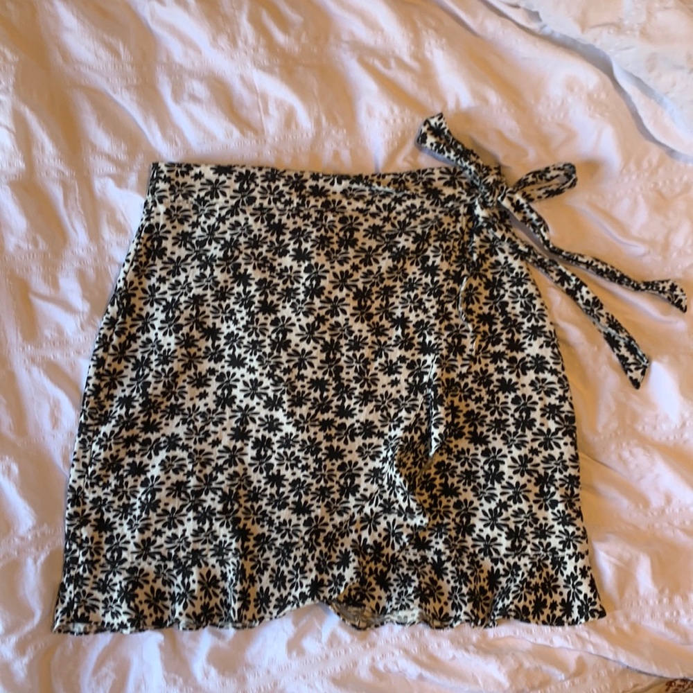 Loft skirt with side tie and ruffle. Zip up back